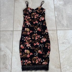 Floral & Lace Bodycon Midi Dress🤍